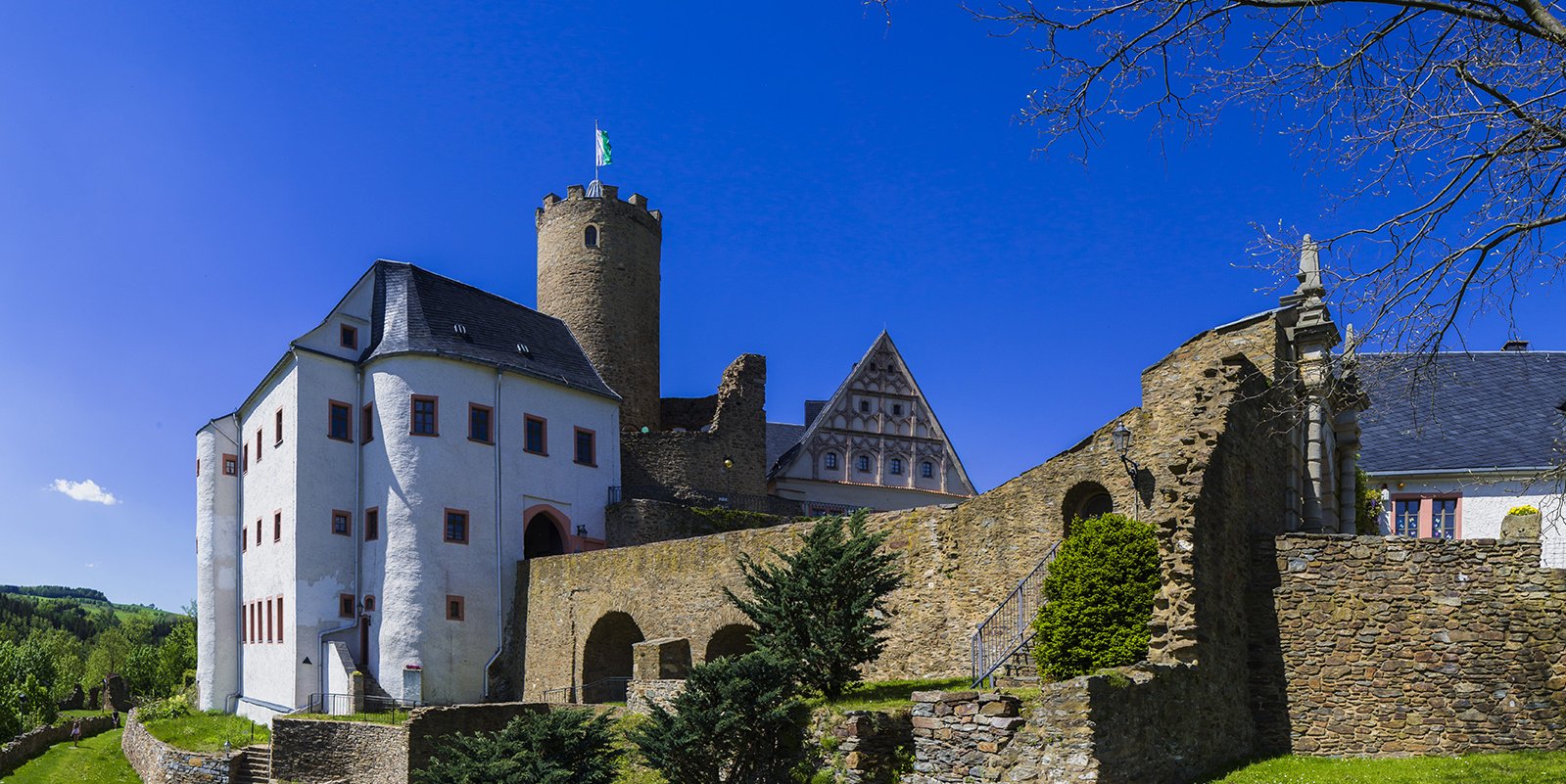 Burg Scharfenstein im Frühling mit Frontansicht
