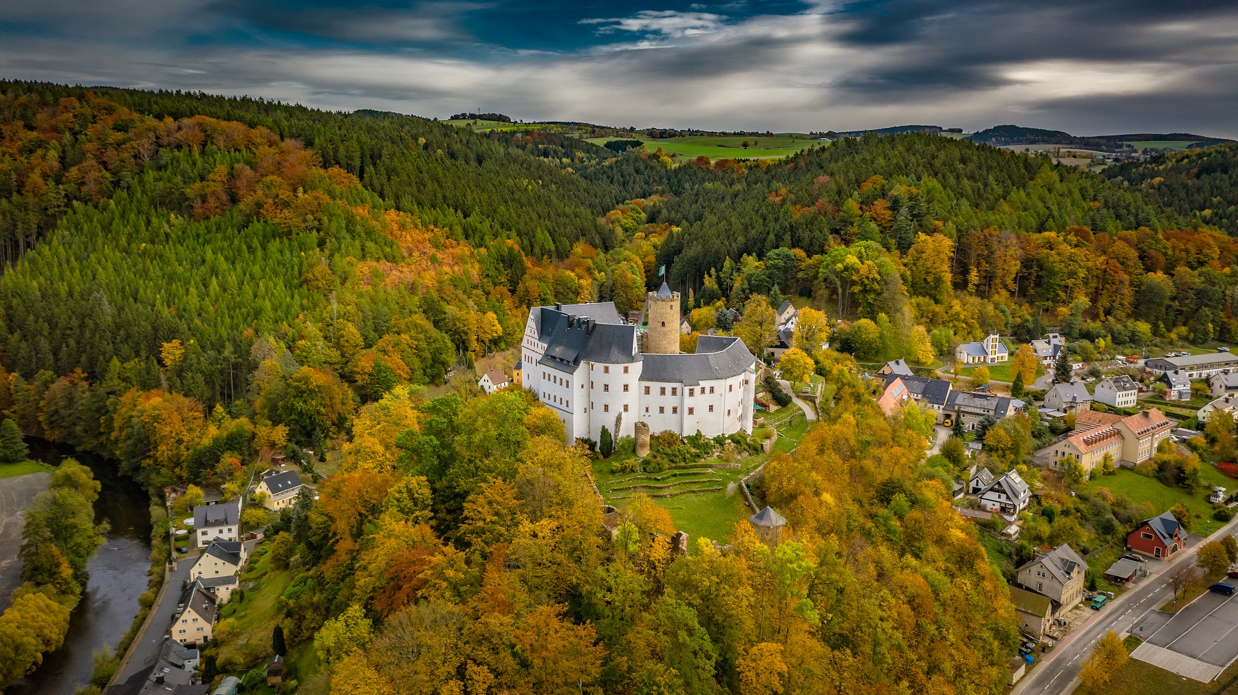 Burg Scharfenstein im Herbst von oben